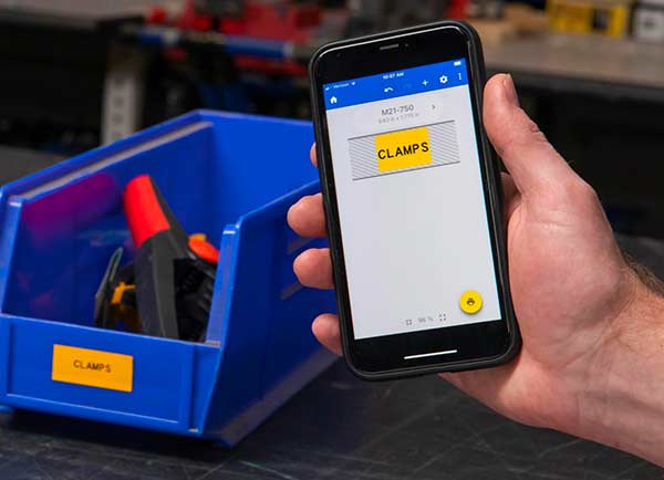 Een labelontwerp op een scherm van de mobiele app 