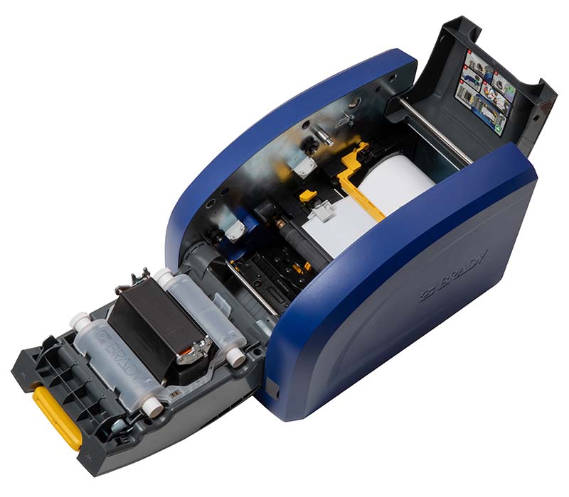 De Brady i5300-printer. Het deksel is geopend, zodat de onderdelen binnenin zichtbaar zijn.