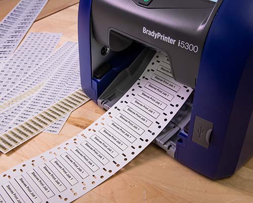 Een verzameling labels en krimpkousen geprint met de i5300.