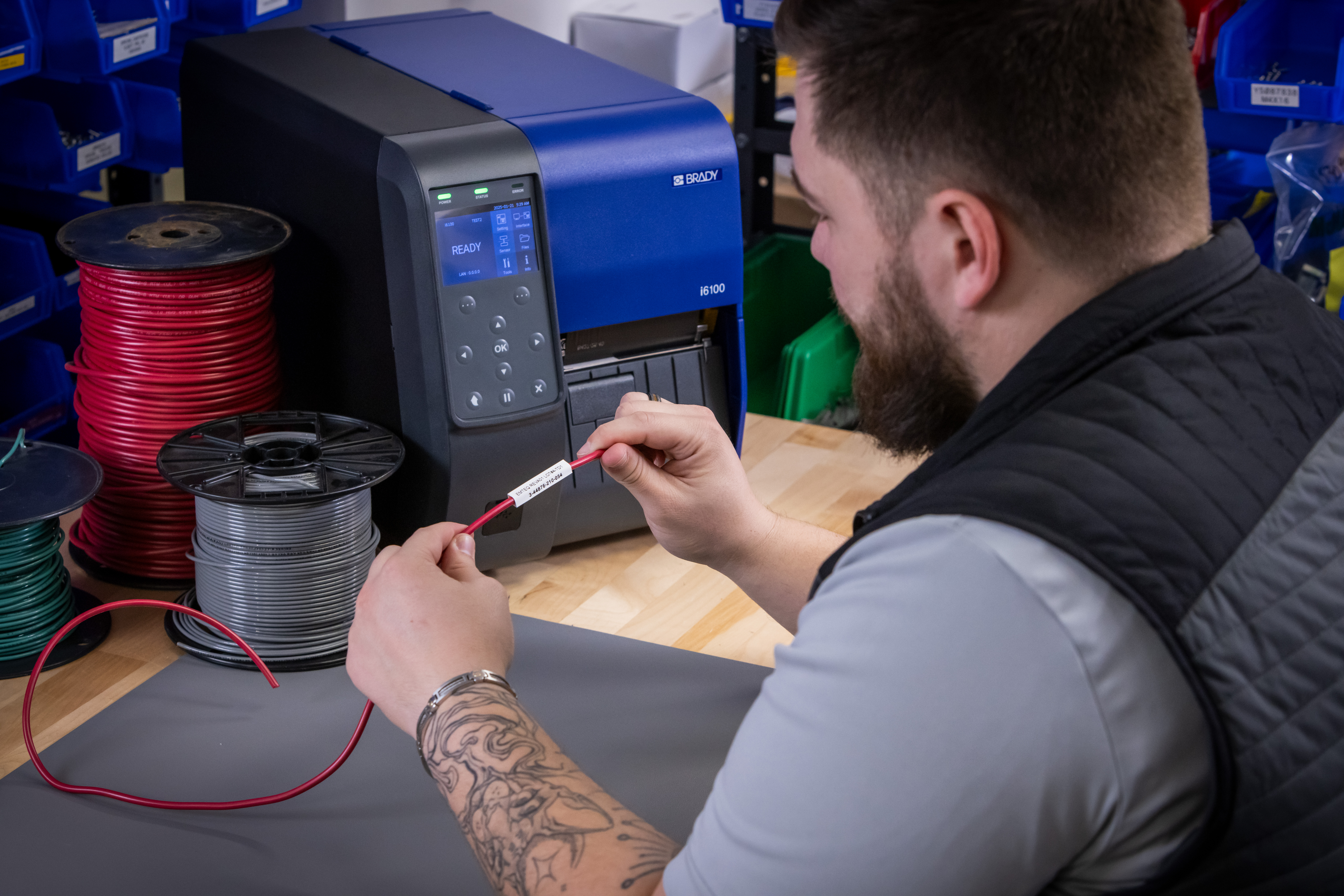 Printer op tafel met draadkabel.