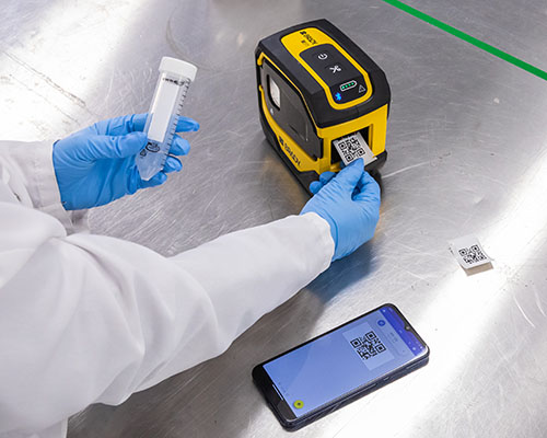 Een label met QR-code voor flesjes dat op de M511-printer wordt geprint.