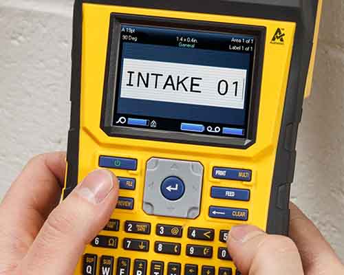 Een persoon die met beide duimen op het M610-toetsenbord typt.