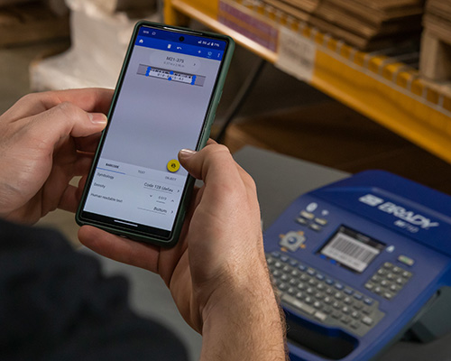 Een mobiele app op een smartphone wordt gebruikt om te printen naar de M710 labelprinter.