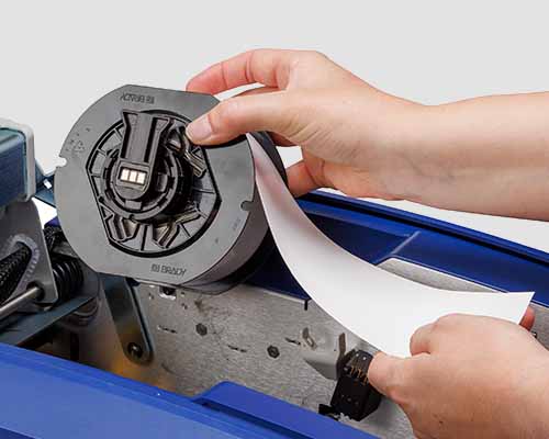 Een persoon die labelsubstraat op een S3700 verwisselt.