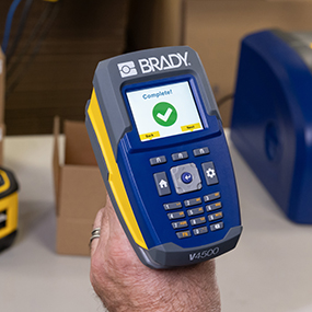 Een Brady V4500 lezer die een bevestigingsbericht weergeeft dat de inhoud compleet is.