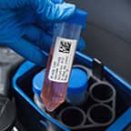 Een label op een testbuisje dat in een centrifuge wordt geplaatst.