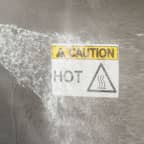 Een label aangebracht op apparatuur die wordt afgespoten om deze te reinigen.