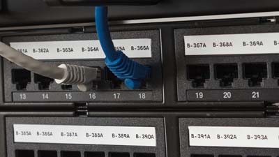 Een aantal Brady-labels voor patchpanelen identificeert de poorten van een patchpaneel voor eenvoudige identificatie.