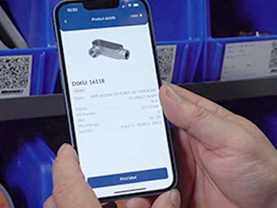 Een persoon die zijn eigen mobiele app gebruikt om labels te printen.