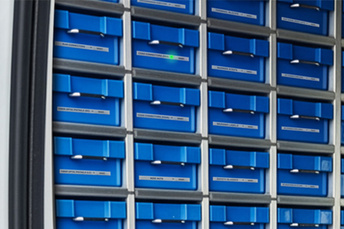 Afbeelding van RFID-labeltoepassing met eerstehulpverleners en standaard veiligheidshelmen voor het traceren van assets